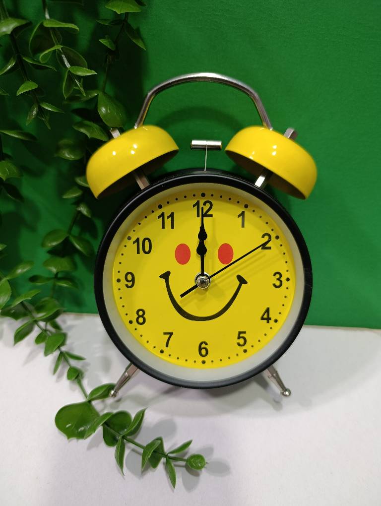 ساعت دیواری فلزی زنگ دار چراغ دار