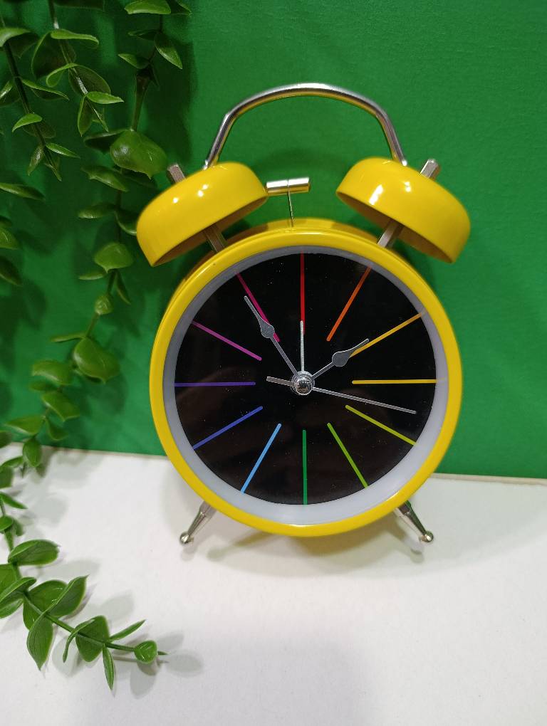 ساعت دیواری فلزی زنگ دار چراغ دار