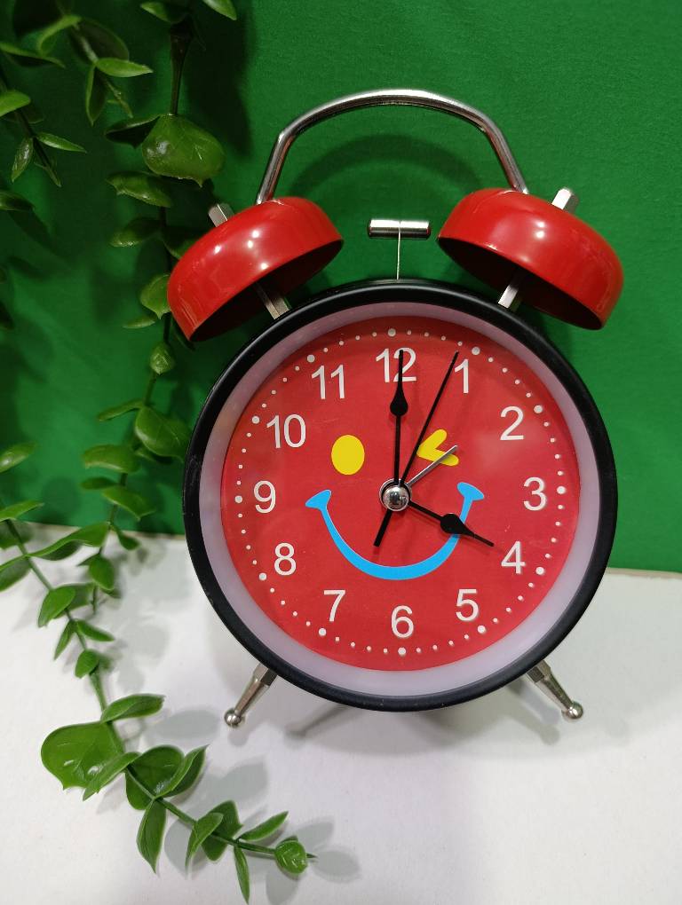 ساعت دیواری فلزی زنگ دار چراغ دار