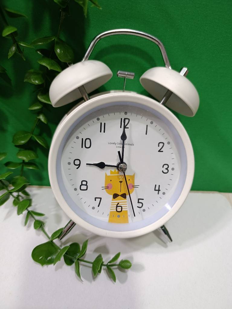 ساعت دیواری فلزی زنگ دار چراغ دار